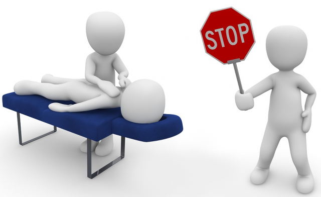 Postać masująca pacjenta na stole do masażu, a obok postać ze znakiem STOP, który nawiązuje do przeciwwskazań do wykonania masażu
